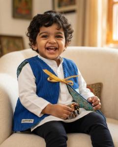 Photo de l'article 18-24 mois. Gilet de berger bleu cobalt