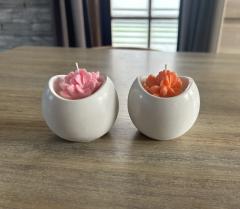 Photo de l'article Pot en jesmonite remplie de bougie Bio parfumée ornée d'une fleur couleur au choix