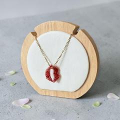 Photo de l'article Collier en résine - bouche rouge