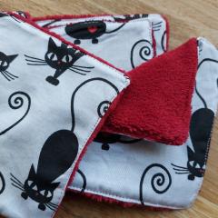 Lot de lingettes lavables Chat Noir en coton imprimé et éponge rouge, zéro déchet, idée cadeau – Celestimaje créations / Set wasbare doekjes Zwarte Kat in bedrukt katoen en rode badstof, zero waste, cadeau-idee – Celestimaje créations / Set of Black Cat washable wipes in printed cotton and red terry, zero waste, gift idea – Celestimaje créations