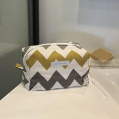 Trousse zigzag moutarde – style graphique moderne et pratique / Gele zigzag etui – moderne en grafische stijl / Mustard zigzag pouch – modern and graphic style