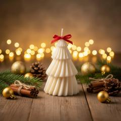 Bougie sapin de Noël bio parfumée blanche entourée de décorations festives, idée cadeau – Lueur de Flo / Witte bio geurkaars in kerstboomvorm tussen feestelijke decoratie, cadeau-idee – Lueur de Flo / White organic scented Christmas tree candle surrounded by festive decorations, gift idea – Lueur de Flo
