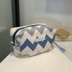 Grande trousse zig zag en tissu beige et bleu, vue de face – création artisanale belge / Grote zigzag-etui in beige en blauw stof, vooraanzicht – handgemaakt in België / Large zigzag pouch in beige and blue fabric, front view – handcrafted in Belgium. LilyGreen Wimzzi
