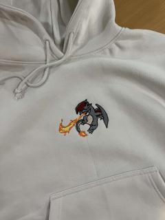 Foto van het artikel Pull brodé Dracaufeu Pokémon