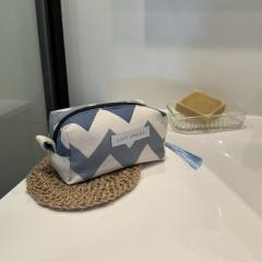 Petite trousse zig zag bleu et beige – accessoire artisanal compact et élégant / Kleine zigzag-etui in blauw en beige – handgemaakt en stijlvol accessoire / Small blue and beige zigzag pouch – compact and elegant handmade accessory