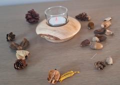 Bougeoir artisanal en bois tourné entouré de pommes de pin et noisettes, déco d'automne – Tourna'mat / Ambachtelijke gedraaide houten kandelaar tussen dennenappels en hazelnoten, herfstdecoratie – Tourna'mat / Artisan turned wood candle holder with pine cones and hazelnuts, autumn decor – Tourna'mat