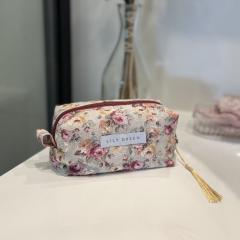 Petite trousse fleurie rose avec pompon doré – accessoire de rangement artisanal et élégant / Kleine bloemenetui in roze met gouden pompon – elegante handgemaakte opbergtas / Small pink floral pouch with golden tassel – elegant handmade storage accessory