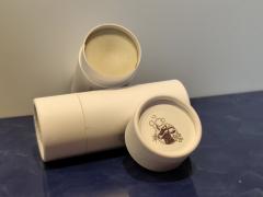 Déodorant stick neutre en tube carton, déodorant naturel solide zéro déchet – By Minnie & Co / Neutrale deodorantstick in kartonnen koker, natuurlijke vaste zero waste deodorant – By Minnie & Co / Neutral deodorant stick in cardboard tube, natural solid zero waste deodorant – By Minnie & Co