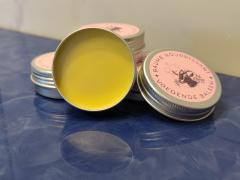 Baume nourrissant naturel en boîte métal ouverte, soin artisanal pour peau sèche – By Minnie & Co / Natuurlijke voedende balsem in open metalen blikje, ambachtelijke verzorging voor droge huid – By Minnie & Co / Natural nourishing balm in open metal tin, artisan care for dry skin – By Minnie & Co