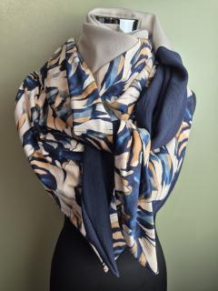 Foulard dame à motifs bleu marine, beige et orange noué sur mannequin, accessoire élégant, idée cadeau – Les créations de Lenclos / Damessjaal met motief in marineblauw, beige en oranje geknoopt op paspop, elegant accessoire, cadeau-idee – Les créations de Lenclos / Women's navy, beige and orange patterned scarf tied on mannequin, elegant accessory, gift idea – Les créations de Lenclos