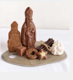 Assortiment de Saint-Nicolas en chocolat, spéculoos et biscuits sur plateau, cadeau de fête – Chez Blanche / Assortiment chocolade Sinterklazen, speculaas en koekjes op schaal, feestcadeau – Chez Blanche / Assortment of chocolate Saint Nicholas figures, speculoos and biscuits on tray, festive gift – Chez Blanche