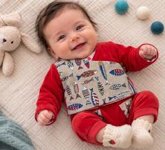 Bébé souriant portant l'ensemble rouge 3 mois à motif poissons, vêtement bébé fait main, idée cadeau – Les Ethi-kets / Lachende baby in het rode setje 3 maanden met visjesprint, handgemaakte babykleding, cadeau-idee – Les Ethi-kets / Smiling baby wearing the red 3 month outfit with fish print, handmade baby clothes, gift idea – Les Ethi-kets