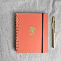 Agenda civil 2027 couleur corail à spirale avec stylo doré – Les agendas de Juliette / Agenda 2027 in koraalkleur met spiraal en gouden pen – Les agendas de Juliette / Coral 2027 spiral planner with a gold pen – Les agendas de Juliette
