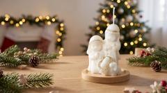 Bougie crèche de Noël bio parfumée sur coupelle en bois dans un décor de fêtes – Lueur de Flo / Biologische geurkaars kerststal op houten schaaltje in een feestelijk decor – Lueur de Flo / Organic scented Nativity scene candle on a wooden dish in a festive setting – Lueur de Flo