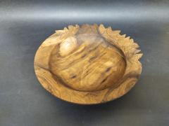 Assiette en bois sculptée à la main, design naturel en lierre / Handgesneden houten bord met klimopmotief, ambachtelijk gemaakt / Hand-carved wooden plate with ivy design, artisanally crafted