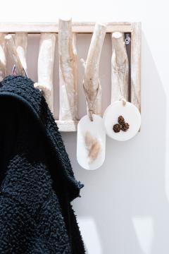 Suspension parfumée artisanale au cèdre, idéale pour dressing ou cadeau / Ambachtelijke geurhanger met cederhout, ideaal voor kledingkast of cadeau / Handcrafted cedarwood scented hanger, perfect for wardrobe or gift