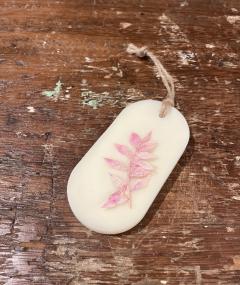 Suspension parfumée florale au monoï, coulée main avec inclusion végétale / Geurtablet met monoi en bloemdetails, handgemaakt / Monoi scented wax tablet with dried flower detail, handcrafted