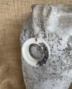 Suspension parfumée artisanale à la lavande, moulée avec cœur sculpté / Lavendel geurhanger met hartje, handgemaakt in betonstijl / Lavender scented tablet with heart detail, handmade rustic look