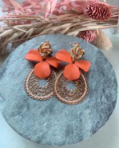 Boucles d’oreilles artisanales en argile orange et crochet doré, look fruité et estival / Handgemaakte oorbellen in oranje klei met gouden haakje, fruitige zomerstijl / Handmade orange polymer clay earrings with golden hook, fun and summery style