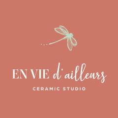 Logo EN VIE d’ailleurs studio céramique artisanale belge poterie fait main création locale design intérieur made in Belgium / EN VIE d’ailleurs Belgisch keramiekatelier ambachtelijke pottenbakker / EN VIE d’ailleurs Belgian ceramic studio handmade pottery brand