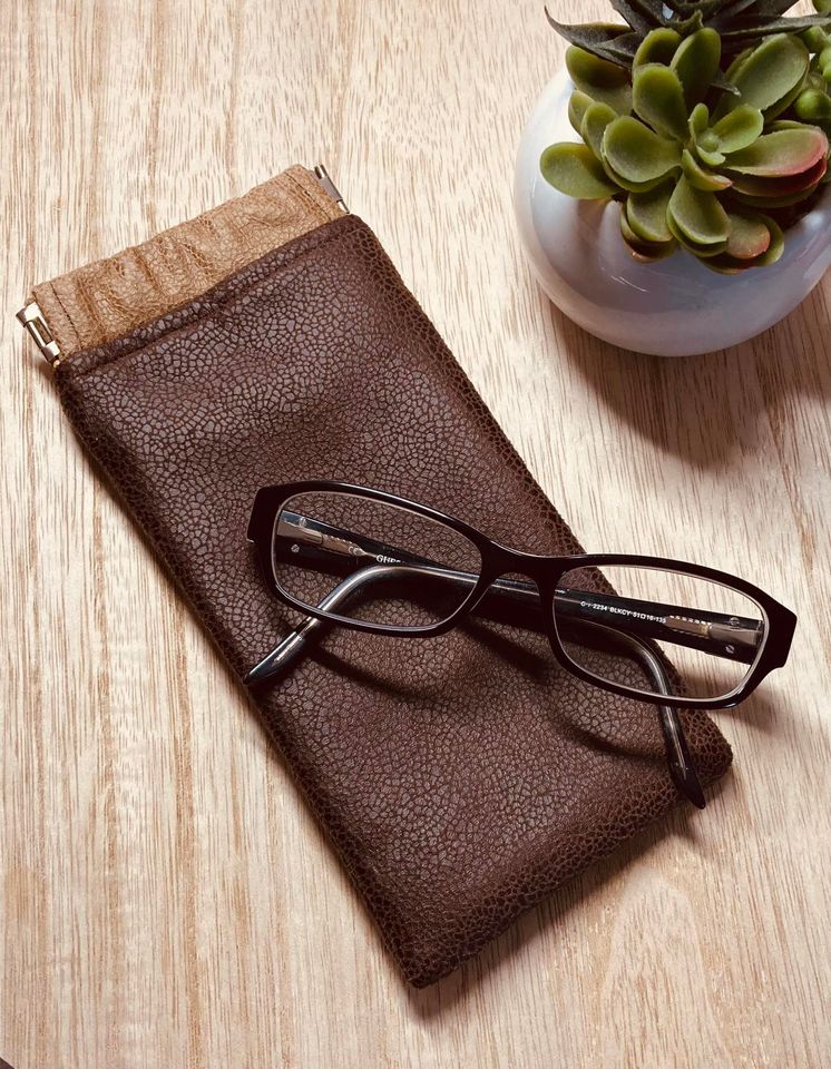 Étui à lunettes en tissu marron / Brown fabric glasses case / Brillenhoesje van bruine stof