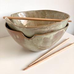 Bol à ramen artisanal avec baguettes, émail brillant gris-beige / Ambachtelijke ramenkom met stokjes, glanzend beige / Glossy handmade ramen bowl with chopsticks, beige tones