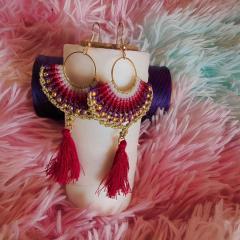 Boucles d’oreilles artisanales Anemoi rose et or en macramé — idée cadeau originale / Handgemaakte oorbellen in roze en goud, perfect cadeau / Handmade pink and gold macrame earrings — unique gift idea