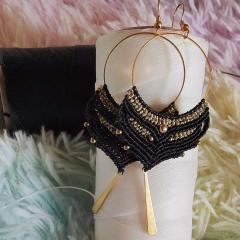 Boucles Cerdocyon noires en micro-macramé, look audacieux — pour offrir ou se faire plaisir / Zwarte micro-macramé oorbellen, origineel cadeau / Bold black macrame earrings — perfect artisan gift idea