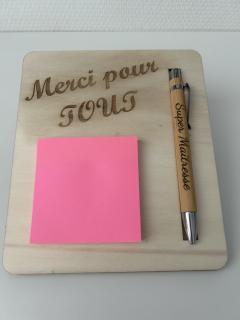Support en bois avec message personnalisé, bloc post-it et stylo – idée cadeau maîtresse / Gepersonaliseerd houten post-it houder met pen – ideaal als juffencadeau / Personalized wooden desk set with pen – perfect teacher or coworker gift