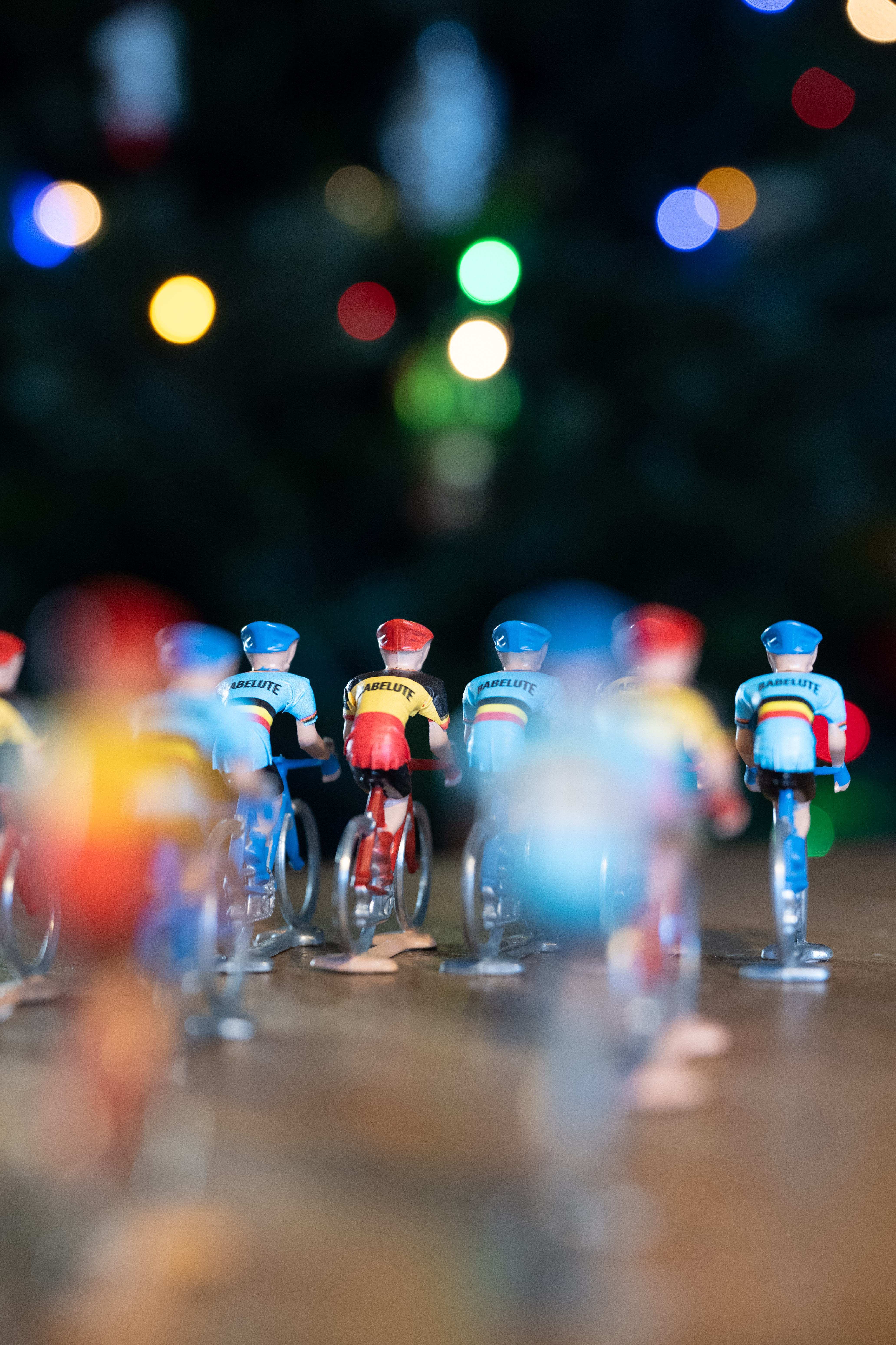 Photo d’ambiance Babelute – Didier, univers lumineux et artistique. Chaque lampe artisanale belge est unique, née de matériaux recyclés et d’un savoir-faire passionné. Lumières décoratives éco-responsables à retrouver sur Wimzzi.com. / Sfeervolle foto van Babelute – Didier, Belgisch ambacht van duurzame lampen – kunst, hergebruik en licht samen op Wimzzi.com. / Atmospheric shot from Babelute – Didier, Belgian handmade recycled lamps bringing art and sustainability together — available on Wimzzi.com.