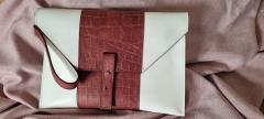 Sac pochette artisanale Chloé en cuir blanc et bordeaux imitation croco, fabriquée main en Belgique / Handgemaakte lederen clutch Chloé in wit en bordeaux crocoprint, gemaakt in België / Handmade leather clutch bag Chloé in white and burgundy croco pattern, crafted in Belgium