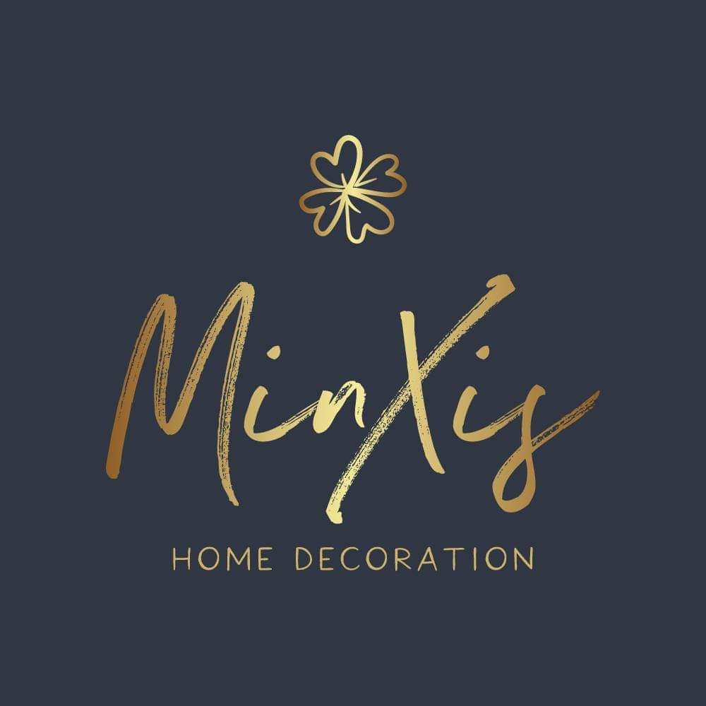 Logo élégant de MinXis Home Decoration, marque belge de bougies artisanales en cire de soja et pots en béton faits main. Symbole de durabilité, d’élégance et de créativité locale. / Elegant logo van MinXis Home Decoration, Belgisch merk van handgemaakte sojawaskaarsen en betonnen potten. Duurzaam, stijlvol en lokaal. / Elegant logo of MinXis Home Decoration, Belgian artisan brand crafting handmade soy candles in concrete jars — stylish, sustainable, and eco-friendly.