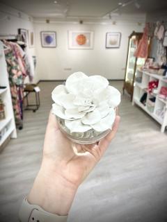 Fleur en argile blanche – sculpture artisanale, décoration douce et poétique / Witte kleibloem – handgemaakte decoratie, elegant en teder / White clay flower – delicate handmade sculpture, poetic home décor