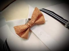 Nœud papillon en cuir caramel fait main en Belgique – accessoire élégant et durable – cadeau chic pour homme / Handgemaakte vlinderdas in karamelkleurig leder – stijlvol Belgisch accessoire – perfect geschenk voor hem / Handmade leather bow tie in caramel tone – stylish Belgian men’s accessory – perfect gift idea