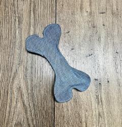 Petits jouets pour chien en forme d’os – fait main en Belgique – idée cadeau chien responsable / Kleine hondenbotten – handgemaakt in België – verantwoord hondenaccessoire / Small denim dog bones – handmade in Belgium – thoughtful gift for dog owners