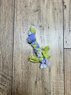 Petit jouet pour chien fait main – chaque tressage est une preuve d’amour d’un artisan d’ici / Klein handgemaakt speeltje – elke vlecht vertelt het verhaal van een Belgische maker / Small handcrafted dog toy – every braid is a mark of local love and care