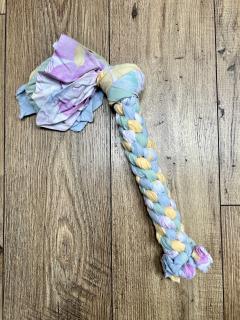 Corde à mâcher aux couleurs arc-en-ciel – douceur, solidité et cœur belge dans chaque tressage / Regenboogkleurig kauwspeeltje – zacht, stevig en Belgisch handgemaakt / Rainbow-colored chew rope – soft, strong, and handcrafted in Belgium with love