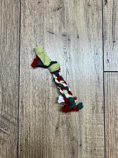 Petit jouet fait main pour chien – chaque nœud raconte l’histoire d’un artisan belge engagé / Klein hondenspeeltje – elk knoop vertelt het verhaal van een Belgische maker / Small handmade dog toy – each knot tells the story of a local Belgian maker