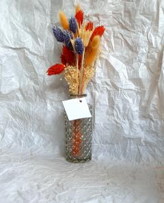 Bouquet coloré de fleurs séchées – design naturel et fait main – signé Fleur de Lune / Kleurrijk droogbloemenboeket in netvaasje – natuurlijk design – door Fleur de Lune / Colorful dried flower bouquet in mesh vase – natural design – by Fleur de Lune