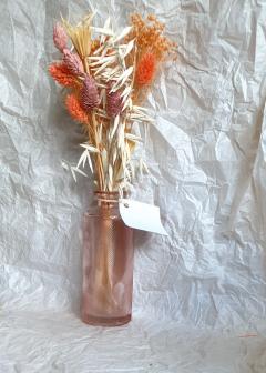 Bouquet de fleurs séchées dans vase rose – artisanat belge pour une déco délicate et raffinée / Droogbloemen in roze vaas – Belgische creatie voor een verfijnde sfeer thuis / Dried flowers in pink vase – Belgian handmade elegance for refined interiors