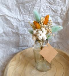 Fleurs séchées aux tons doux dans vase clair – artisanat belge, parfait en cadeau nature et fait main / Zachte droogbloemen in glazen vaasje – Belgisch handwerk – perfect als natuurlijk geschenk / Soft-toned dried flowers in clear vase – handmade Belgian gift for nature lovers