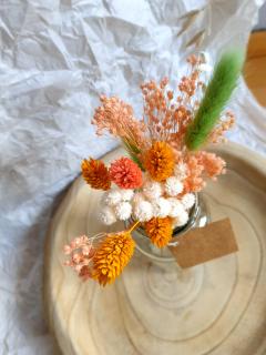 Bouquet de fleurs séchées aux nuances corail – déco florale artisanale dans vase naturel / Koraalkleurige droogbloemen in houten vaasje – handgemaakte Belgische bloemenkunst / Coral-toned dried bouquet in wooden vase – handmade floral decor from Belgium