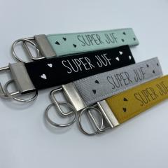 Porte-clé SUPER JUF artisanal – idée cadeau originale et locale pour maîtresse – parfait cadeau collectif de classe / SUPER JUF sleutelhanger – lokaal en handgemaakt – tof groepscadeau voor juf / SUPER JUF keychain – handmade in Belgium – ideal classroom gift for teacher appreciation