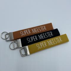 Porte-clé artisanal “SUPER MEESTER” – idée cadeau d’école pour dire merci avec style – fabrication belge / Handgemaakte sleutelhanger voor meester – bedankje van de klas, made in Belgium / Handmade keychain for teacher – a thoughtful classroom gift from pupils, made in Belgium