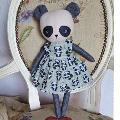 Poupée panda fait main – look craquant pour bébé ou petite fille – parfaite pour une liste de naissance éthique / Handgemaakte panda pop – schattig geboortelijstcadeau – lokaal en ambachtelijk / Handmade panda doll – adorable gift for baby or girl – perfect ethical birth list idea Offrir un produit fait main belge / Een handgemaakt Belgisch product schenken / Offer a Belgian handmade product