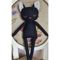 Poupée chat noir artisanale – doudou décoratif fait main en Belgique – parfait pour une liste de naissance / Handgemaakte zwarte kattenpop – decoratief geboortegeschenk – lokaal vakmanschap / Handcrafted black cat doll – Belgian-made nursery toy – great for baby registry