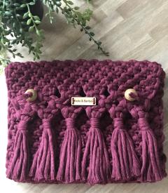 Pochette en macramé framboise – accessoire artisanal fait main en Belgique – idée cadeau femme bohème et locale / Frambooskleurige macramétasje – handgemaakt in België – stijlvol cadeau voor haar / Raspberry macramé clutch – handmade in Belgium – perfect boho-style gift for her