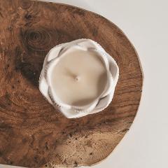 Bougie en forme de lotus coulée dans la Jesmonite – pièce artisanale unique, élégante et naturelle – signée Maison Kaori / Lotusvormige kaars in Jesmonite – handgemaakt en stijlvol – een Belgisch kunstwerkje / Lotus-shaped Jesmonite candle – handmade, elegant and natural – a Belgian artisan gem by Maison Kaori