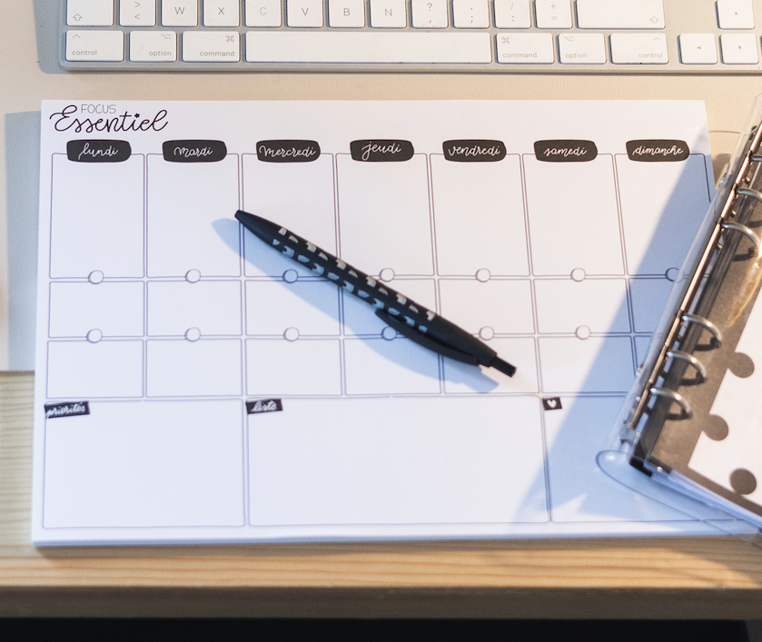 Studio Little Dots Bloc planning semainier Focus Essentiel A4 avec stylo / Weekly planner pad Focus Essentiel A4 with pen / Weekplannerblok Focus Essentiel A4 met pen