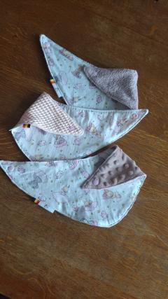 Lot de 3 bavoirs bandana – coton tout doux – accessoire bébé pratique et stylé, fait main / Set van 3 slabbetjes in bandanastijl – zacht & herbruikbaar / 3 baby bandana bibs – soft cotton – handmade practical baby gift